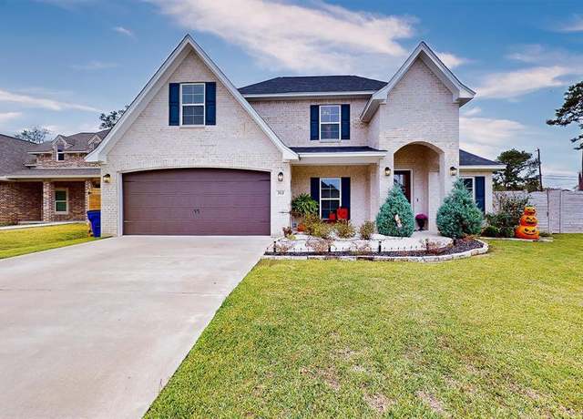 Property at 313 Long Leaf St, Silsbee, TX 77656, 3 beds, 2.5 baths