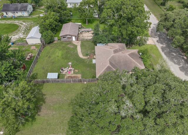 Property at 707 14th St, Hempstead, TX 77445, 3 beds, 3 baths