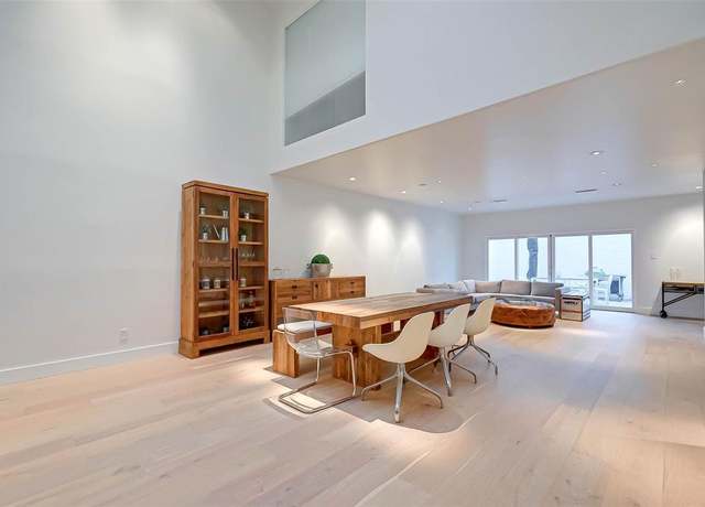 Property at 39 River Hollow Ln, Houston, TX 77027, 3 beds, 2.5 baths