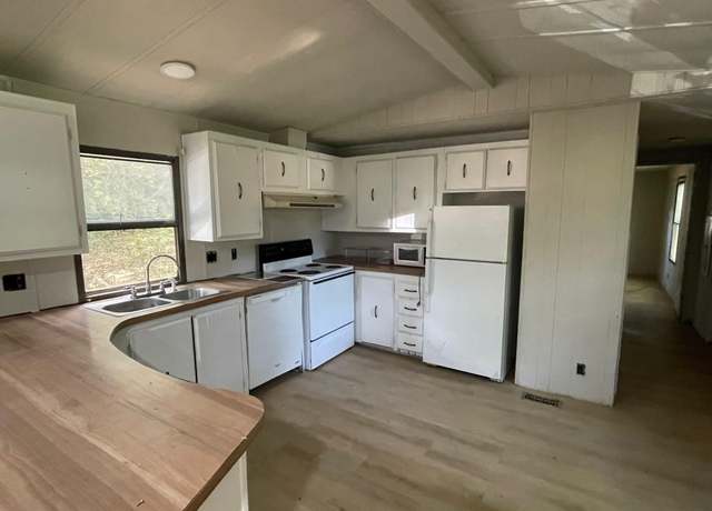 Property at 1002 Cardinal Ln, Trinity, TX 75862, 2 beds, 2 baths