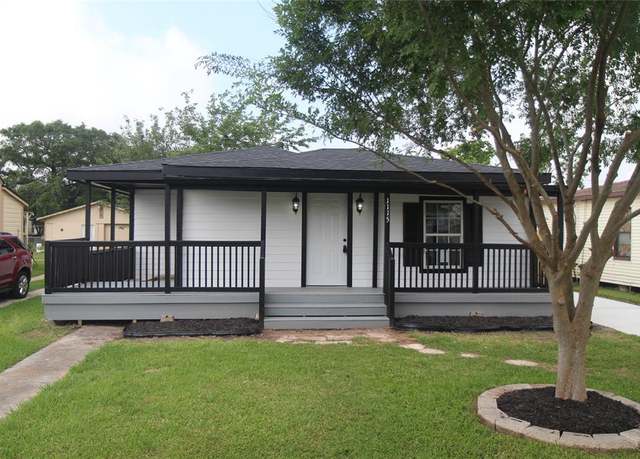 Property at 1115 W 4th St, Freeport, TX 77541, 3 beds, 1 bath