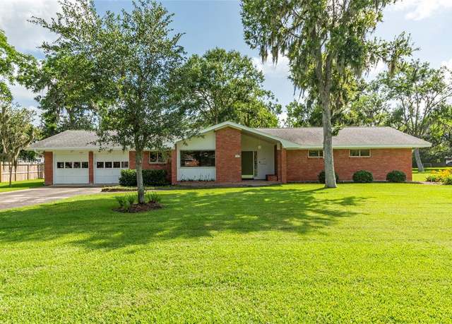 Property at 122 Blossom St, Lake Jackson, TX 77566, 4 beds, 2 baths