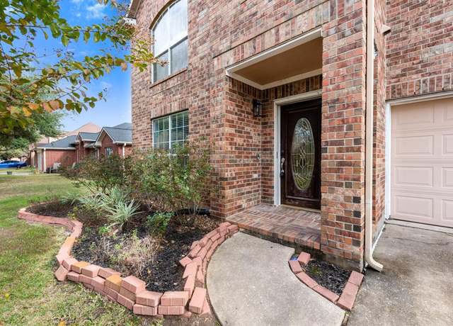 Property at 11303 S Country Club Green Dr, Tomball, TX 77375, 4 beds, 2.5 baths