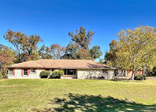 Property at 300 Holly Dr, Baytown, TX 77520, 3 beds, 2.5 baths