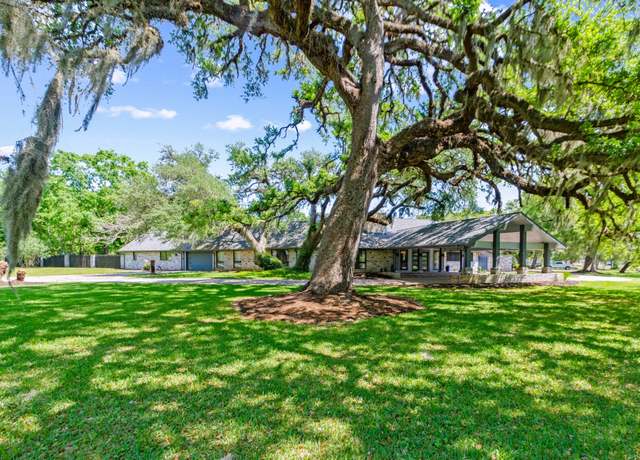 Property at 1717 S Columbia Dr, West Columbia, TX 77486, 5 beds, 4 baths