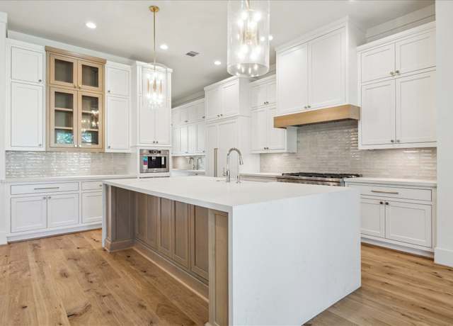 Property at 1642 Viking Dr, Houston, TX 77018, 5 beds, 4.5 baths