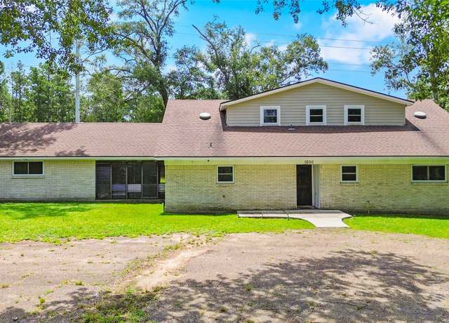 Property at 1600 Southern Oaks Dr, Conroe, TX 77301, 4 beds, 2.5 baths