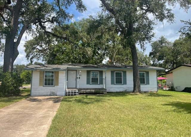 Property at 501 Magnolia St, Lake Jackson, TX 77566, 3 beds, 2 baths