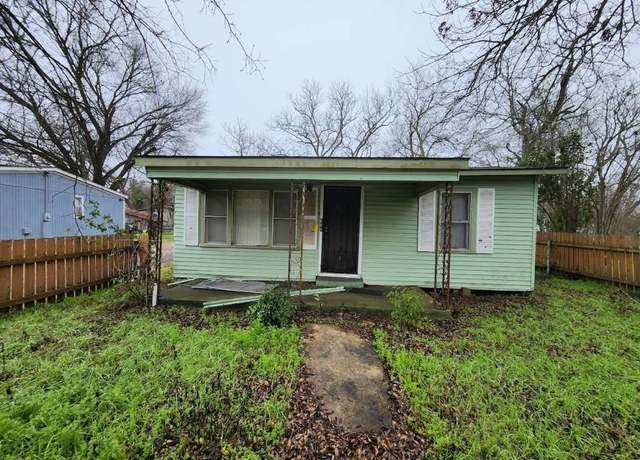 Property at 604 Juarez St, Lockhart, TX 78644, 2 beds, 1 bath