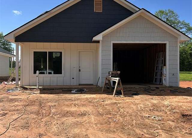 Property at 392 Alexander St, Kilgore, TX 75662, 3 beds, 2 baths