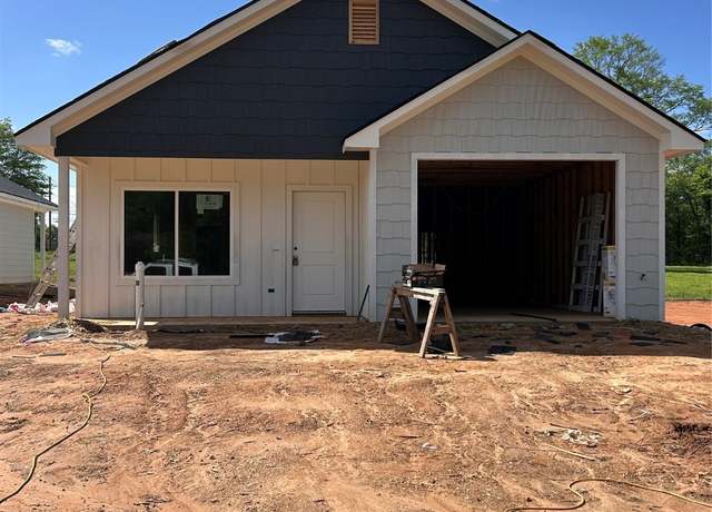 Property at 392 Alexander St, Kilgore, TX 75662, 3 beds, 2 baths