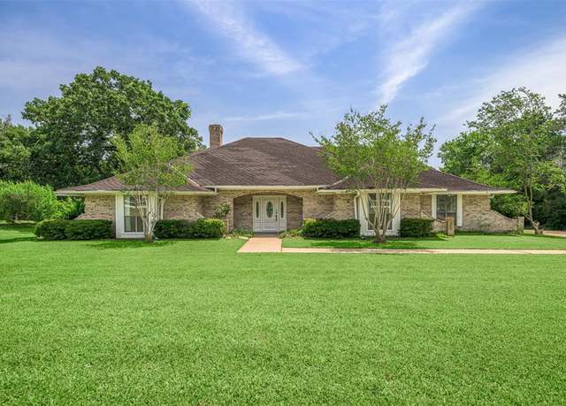 Property at 207 Oak Hill Dr, Brenham, TX 77833, 5 beds, 4 baths