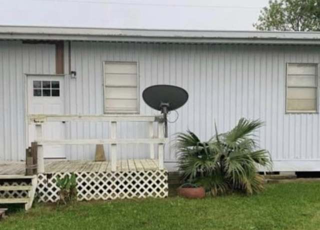 Property at 601 W Oakland Ave, Seadrift, TX 77983, 3 beds, 2 baths