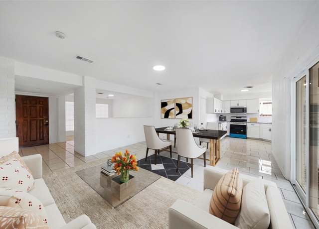 Property at 910 1/2 Oak St, Houston, TX 77018, 3 beds, 2 baths