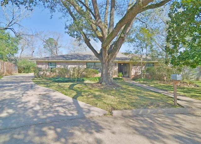 Property at 4226 Manorfield Dr, Seabrook, TX 77586, 5 beds, 3 baths