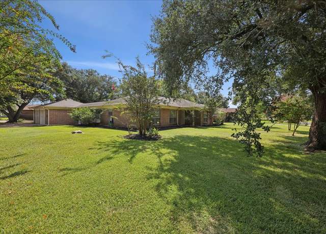 Property at 990 Chatwood Dr, Beaumont, TX 77706, 3 beds, 2 baths