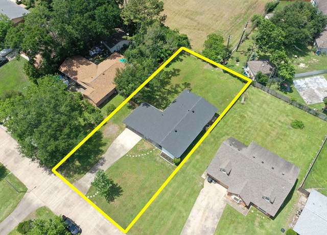 Property at 127 E Thornton Rd, Houston, TX 77022, 3 beds, 2 baths