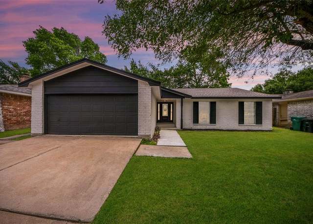 Property at 10415 Towne Oak Ln, Sugar Land, TX 77498, 4 beds, 2 baths