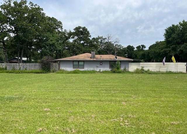 Property at 2406 W US Highway 79, Buffalo, TX 75831, 4 beds, 2 baths