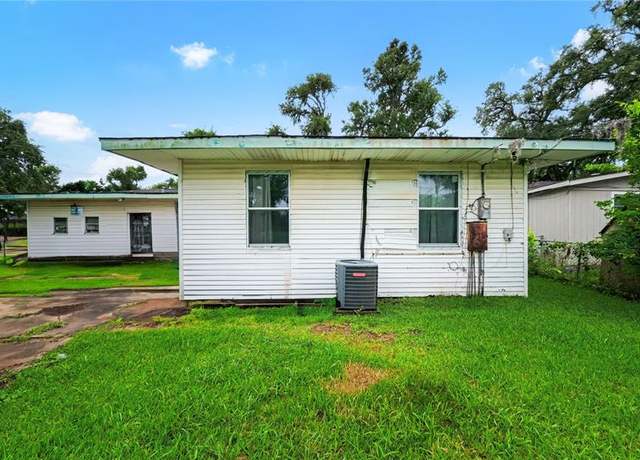 Property at 102 Jasmine St, Lake Jackson, TX 77566, 3 beds, 2 baths