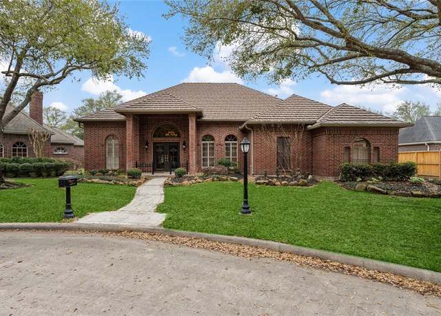 Property at 14 Champions Bend Cir, Houston, TX 77069, 3 beds, 2.5 baths