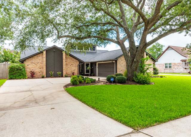 Property at 1811 Hunt Dr, Friendswood, TX 77546, 4 beds, 2.5 baths
