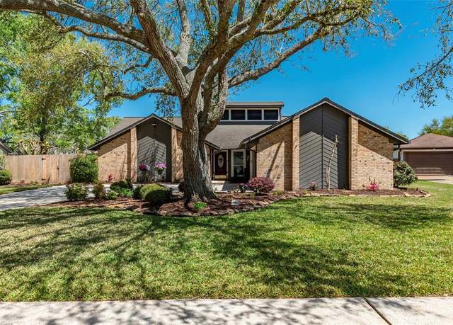 Property at 1811 Hunt Dr, Friendswood, TX 77546, 4 beds, 2.5 baths