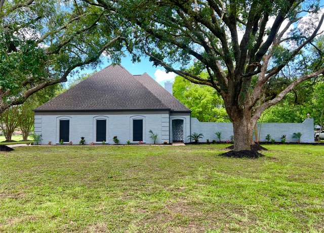 Property at 5 Colony Dr, Angleton, TX 77515, 4 beds, 2.5 baths