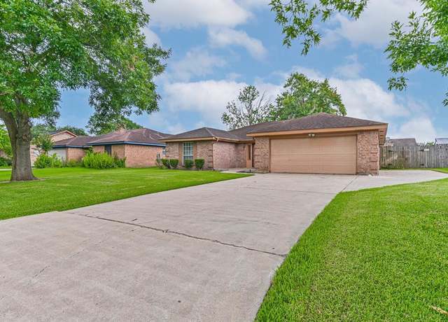 Property at 55 Sweetgum Ct, Lake Jackson, TX 77566, 3 beds, 3 baths
