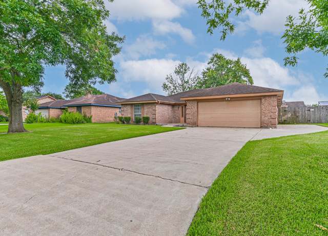 Property at 55 Sweetgum Ct, Lake Jackson, TX 77566, 3 beds, 3 baths