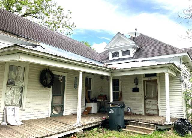 Property at 308 S East St, Edna, TX 77957, 4 beds, 2 baths