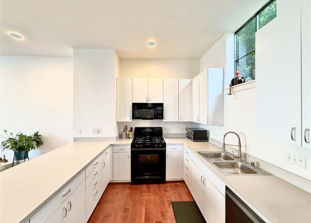 Property at 939 Colorado St #8, Houston, TX 77007, 3 beds, 2.5 baths