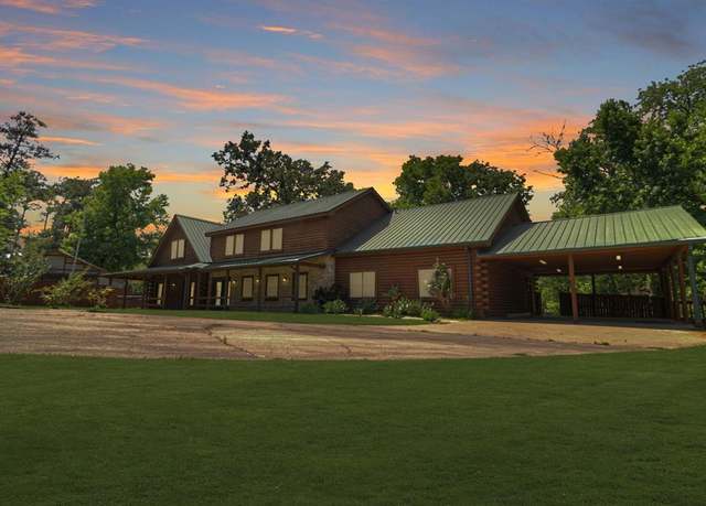 Property at 1000 W Polk St, Livingston, TX 77351, 4 beds, 3.5 baths