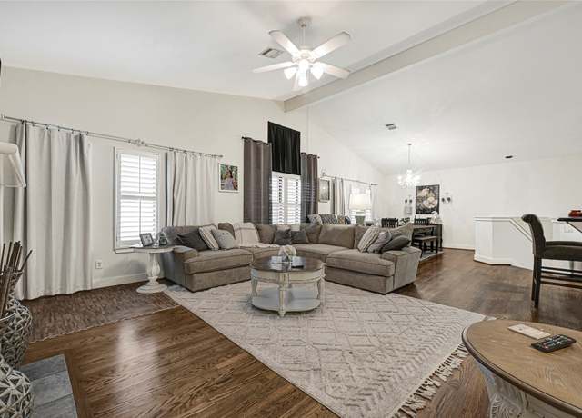 Property at 914 W 25th St #2, Houston, TX 77008, 3 beds, 2.5 baths