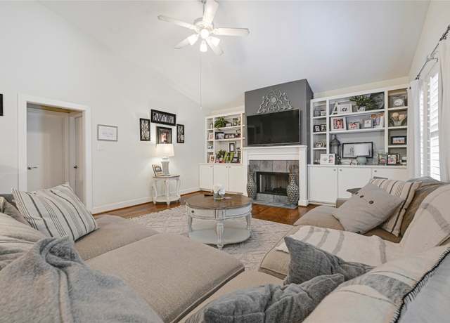 Property at 914 W 25th St #2, Houston, TX 77008, 3 beds, 2.5 baths