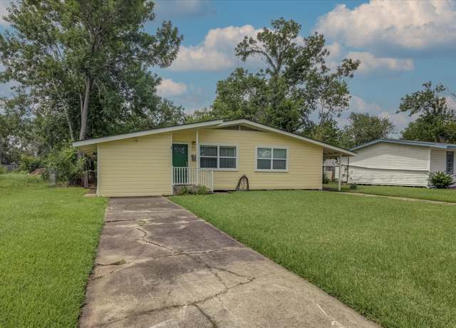 Property at 211 Magnolia St, Lake Jackson, TX 77566, 2 beds, 2 baths