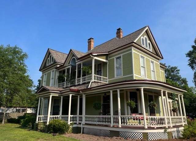 Property at 904 W Main St, Nacogdoches, TX 75964, 4 beds, 3 baths