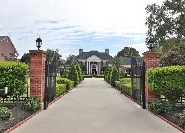 Property at 39 La Jolla Cir, Montgomery, TX 77356, 5 beds, 4 baths