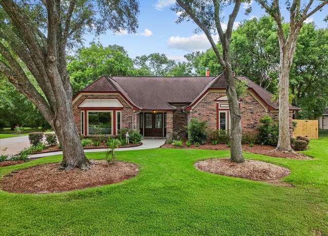 Property at 804 Balmoral Ct, Friendswood, TX 77546, 4 beds, 2.5 baths