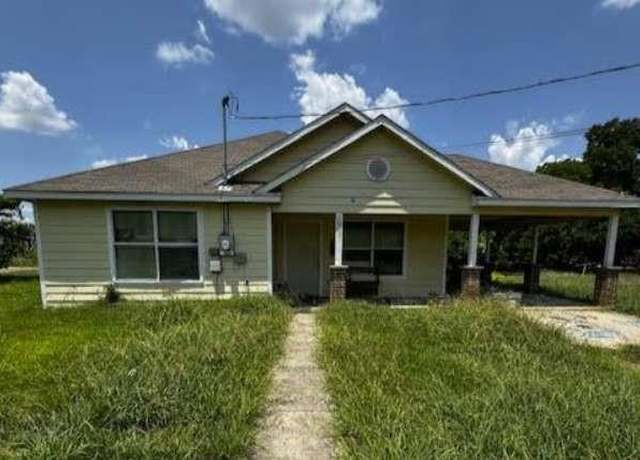 Property at 1009 W Houston St, Clarksville, TX 75426, 2 beds, 1 bath