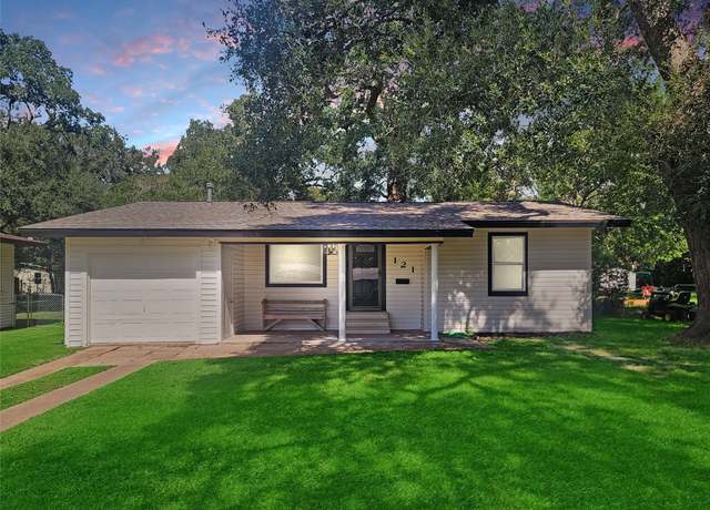 Property at 121 Wisteria St, Lake Jackson, TX 77566, 3 beds, 2 baths
