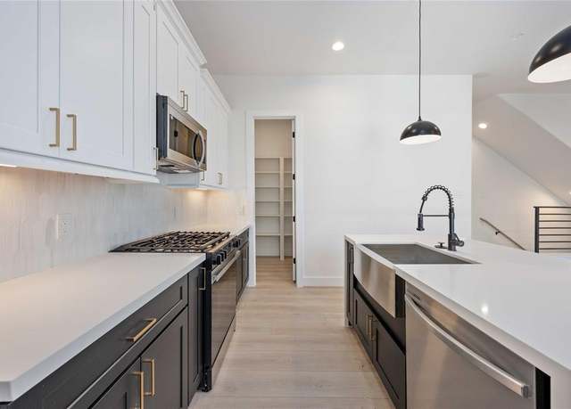 Property at 2528 Live Oak St, Houston, TX 77004, 3 beds, 3.5 baths