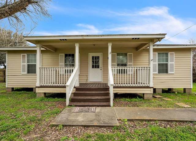 Property at 124 Menke St, Sealy, TX 77474, 3 beds, 2 baths
