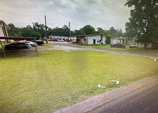 Property at 220 S Jackson Ave, Livingston, TX 77351, 3 beds, 2 baths
