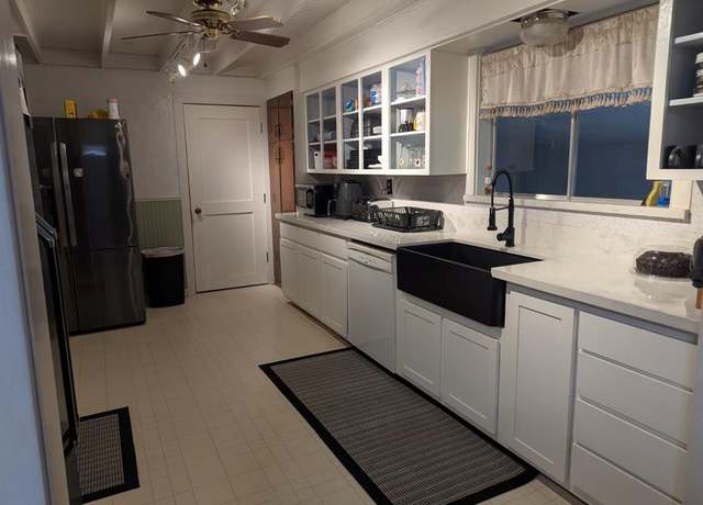 Property at 106 W Watt St, El Campo, TX 77437, 4 beds, 3 baths