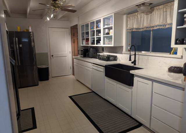 Property at 106 W Watt St, El Campo, TX 77437, 4 beds, 3 baths