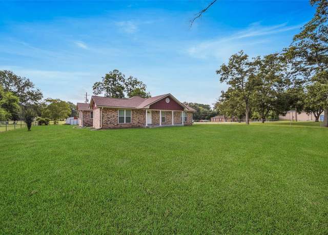 Property at 2201 Badger Ln, Huntsville, TX 77320, 4 beds, 3 baths