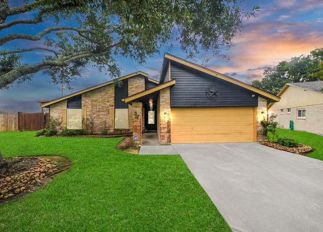 Property at 37 Wagon Lane Loop, Angleton, TX 77515, 3 beds, 2.5 baths