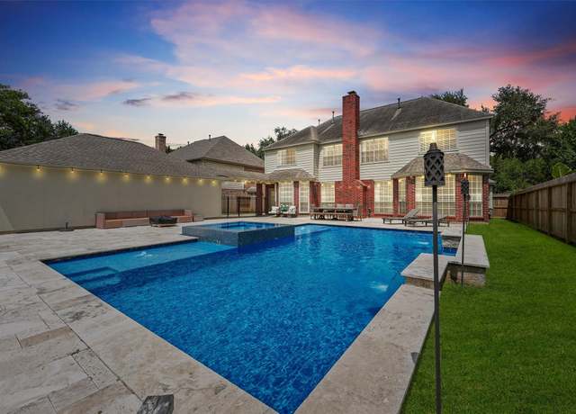 Property at 16211 Park Center Dr, Houston, TX 77059, 5 beds, 3.5 baths