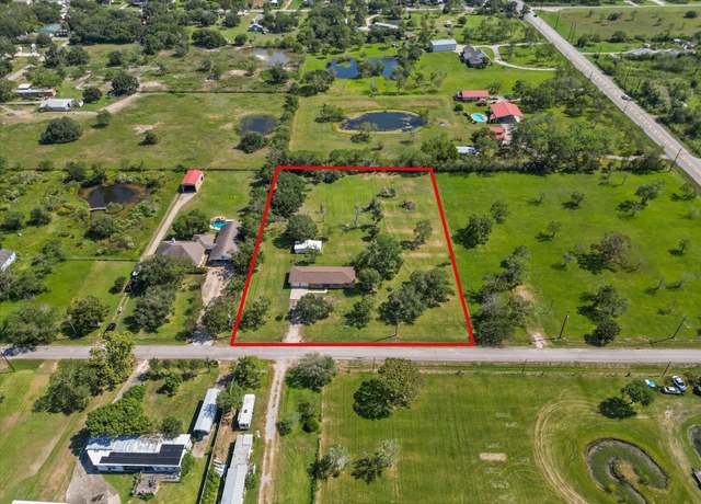 Property at 905 28th St, Dickinson, TX 77539, 3 beds, 1 bath